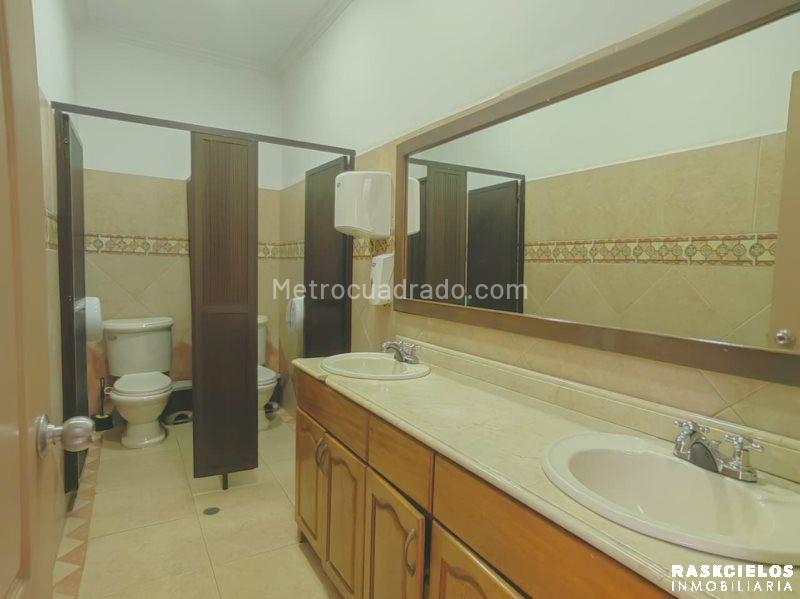 Versatile Commercial House in Laureles - 7