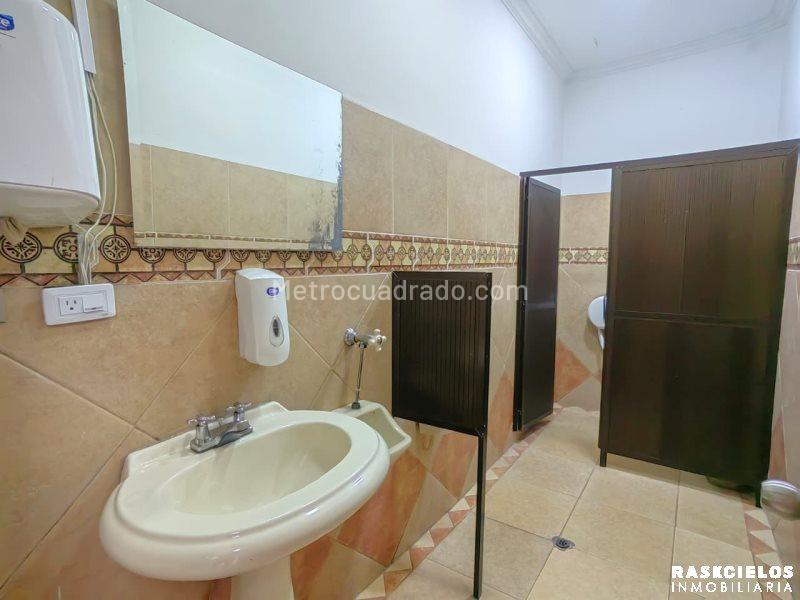 Versatile Commercial House in Laureles - 8