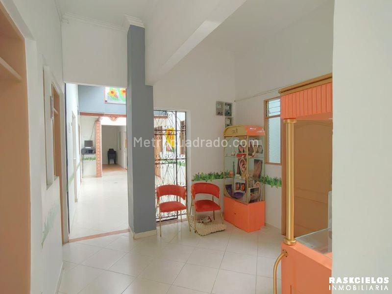 Versatile Commercial House in Laureles - 9