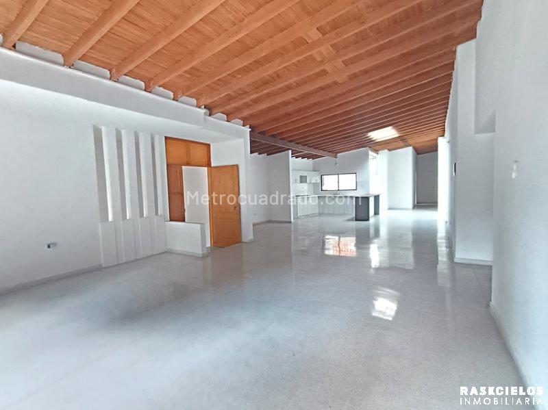 Commercial House near First Park in Laureles