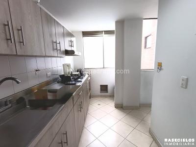 Apartamento de 3 alcobas en venta en El Castillo, Medellín, 100 m² · foto 3 de 17