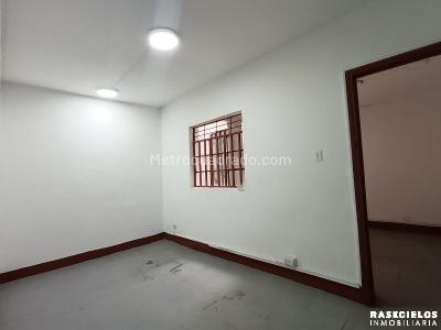 Casa de 5 alcobas en arriendo en La Floresta, Medellín, 430 m² · foto 3 de 20