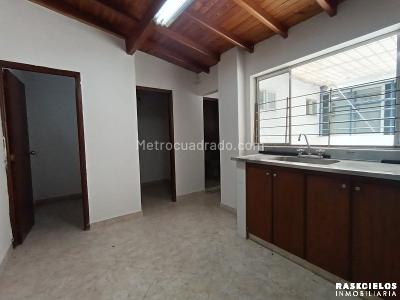 Casa de 5 alcobas en arriendo en La Floresta, Medellín, 430 m² · foto 9 de 20
