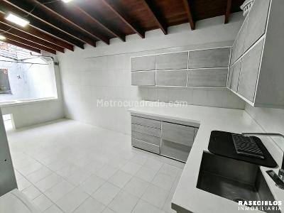 Casa de 5 alcobas en venta en La Floresta, Medellín, 327 m² · foto 5 de 18