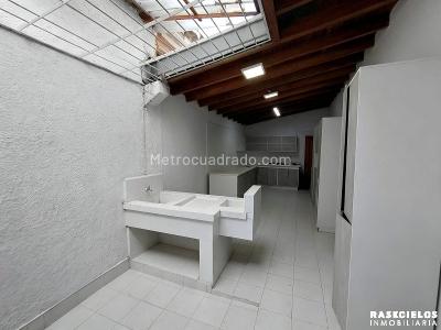 Casa de 5 alcobas en venta en La Floresta, Medellín, 327 m² · foto 9 de 18