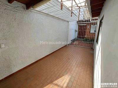 Casa de 5 alcobas en venta en La Floresta, Medellín, 327 m² · foto 17 de 18