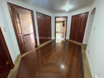 Apartamento de 4 alcobas en venta en Los Rosales, Bogotá, 241 m² · foto 18 de 20