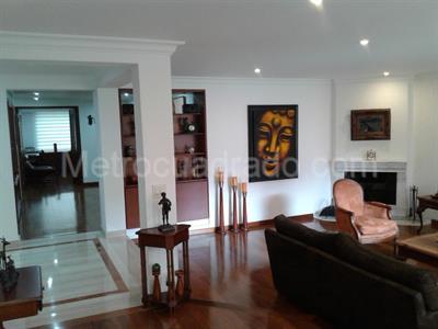 Apartamento de 3 alcobas en venta en La Carolina, Bogotá, 230 m² · foto 2 de 16