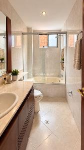 Apartamento de 3 alcobas en venta en Santa Barbara Central, Bogotá, 128 m² · foto 16 de 19