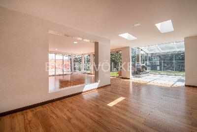Casa de 4 alcobas en venta en Niza, Bogotá, 957 m² · foto 2 de 17