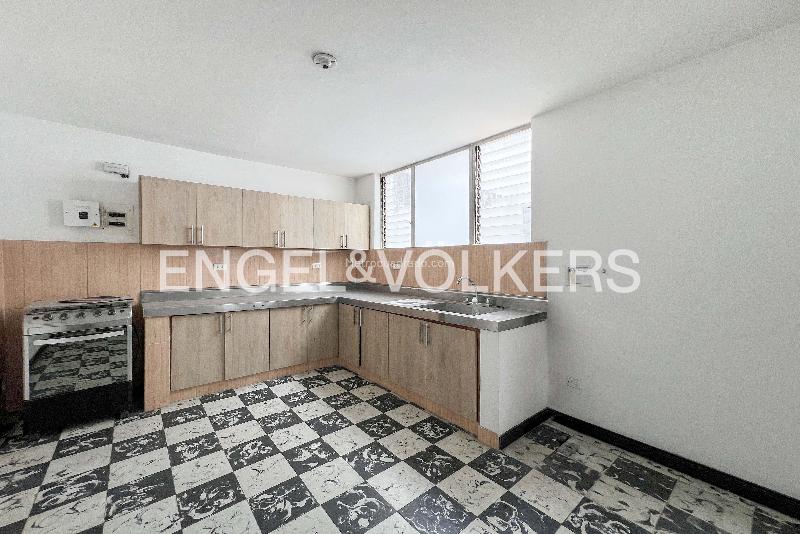 Casa independiente de 5 Alcobas con espacios abiertos en Laureles - 4