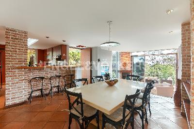 Casa de 4 alcobas en venta en Loma Del Escobero, Medellín, 378 m² · foto 2 de 18