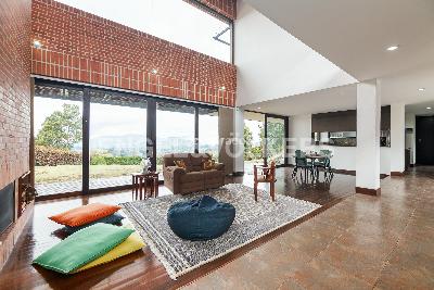 Casa de 3 alcobas en venta en La Acuarela, Medellín, 395 m² · foto 3 de 16