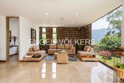 Casa de 5 alcobas en venta en Loma Del Escobero, Medellín, 334 m² · foto 5 de 18