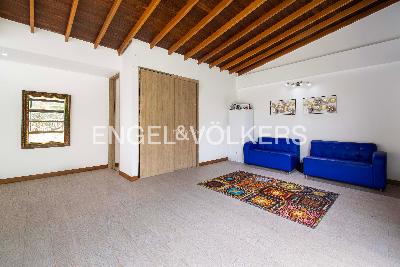 Casa de 5 alcobas en venta en Loma Del Escobero, Medellín, 334 m² · foto 9 de 18