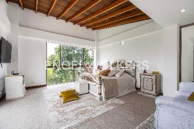 Casa de 5 alcobas en venta en Loma Del Escobero, Medellín, 334 m² · foto 10 de 18