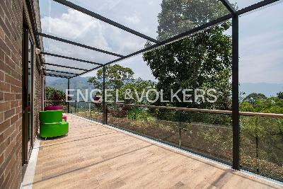 Casa de 5 alcobas en venta en Loma Del Escobero, Medellín, 334 m² · foto 16 de 18