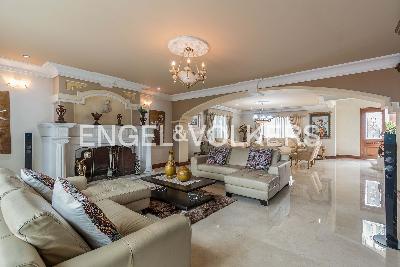 Casa de 5 alcobas en venta en El Poblado, Medellín, 456 m² · foto 3 de 17