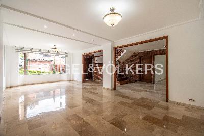 Casa de 4 alcobas en venta en El Poblado, Medellín, 520 m² · foto 2 de 16