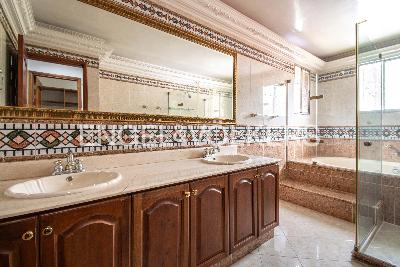 Casa de 4 alcobas en venta en El Poblado, Medellín, 520 m² · foto 10 de 16