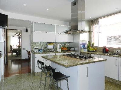 Apartamento de 3 alcobas en venta en Los Rosales, Bogotá, 660 m² · foto 2 de 16