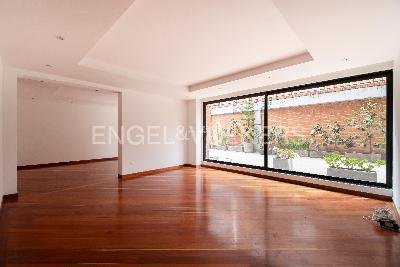 Apartamento de 2 alcobas en venta en Chico Virrey, Bogotá, 166 m² · foto 2 de 14