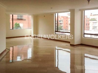 Apartamento de 3 alcobas en venta en Santa Barbara Occidental, Bogotá, 225 m² · foto 3 de 9