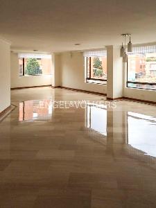 Apartamento de 3 alcobas en venta en Santa Barbara Occidental, Bogotá, 225 m² · foto 4 de 9