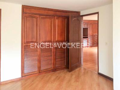 Apartamento de 3 alcobas en venta en Santa Barbara Occidental, Bogotá, 225 m² · foto 5 de 9