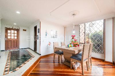 Casa de 3 alcobas en venta en Cerros De Niza, Bogotá, 201 m² · foto 3 de 20