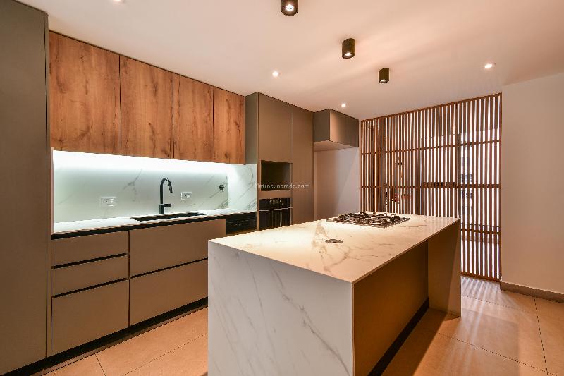 Spacious 3BR Apartment with Balcony in Provenza