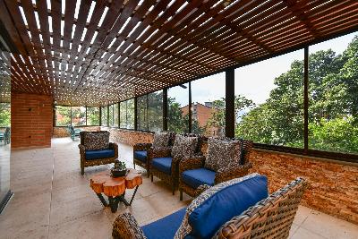 Apartamento de 3 alcobas en arriendo en Los Balsos, Medellín, 215 m² · foto 2 de 17
