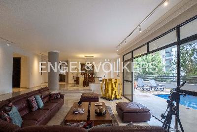 Casa de 3 alcobas en venta en El Poblado, Medellín, 579 m² · foto 2 de 13