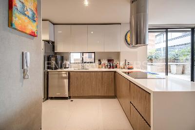 Apartamento de 2 alcobas en venta en Chico Navarra, Bogotá, 139 m² · foto 3 de 16
