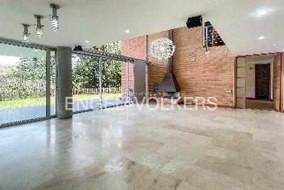 Casa de 4 alcobas en venta en Loma Del Escobero, Medellín, 480 m² · foto 2 de 20
