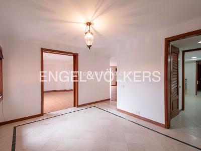 Apartamento de 3 alcobas en arriendo en Los Rosales, Bogotá, 239 m² · foto 7 de 16
