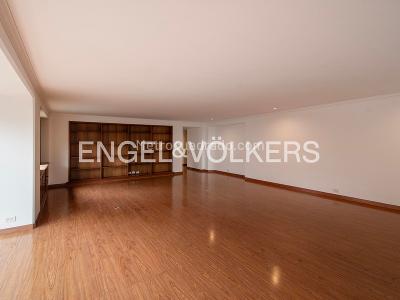 Apartamento de 3 alcobas en arriendo en Los Rosales, Bogotá, 239 m² · foto 2 de 16
