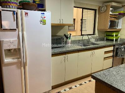 Apartamento de 3 alcobas en venta en Rosales Bella Vista, Bogotá, 150 m² · foto 2 de 14