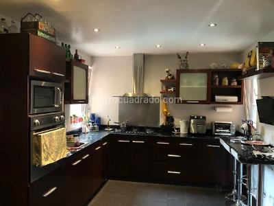 Apartamento de 3 alcobas en venta en Bellavista Rosales, Bogotá, 210 m² · foto 2 de 12