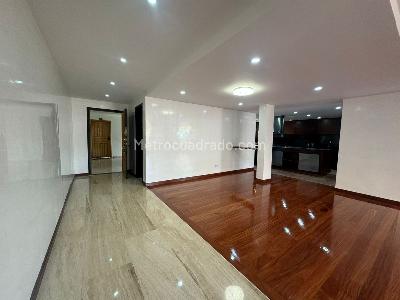 Apartamento de 4 alcobas en venta en Chico Norte Iii, Bogotá, 215 m² · foto 2 de 17