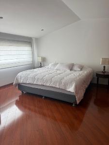 Casa de 5 alcobas en venta en Cerros Niza Norte, Bogotá, 380 m² · foto 2 de 17