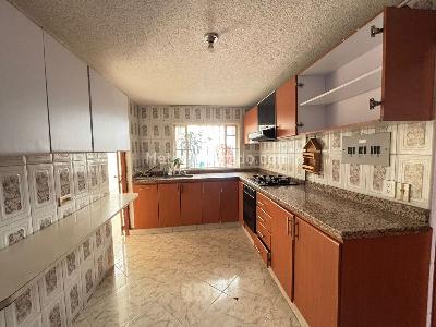 Casa de 5 alcobas en venta en Las Villas Niza, Bogotá, 330 m² · foto 2 de 17