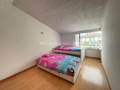 Casa de 5 alcobas en venta en Las Villas Niza, Bogotá, 330 m² · foto 8 de 17