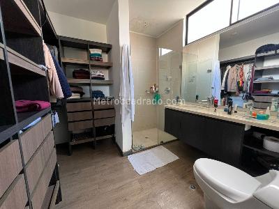 Apartamento de 3 alcobas en venta en Chico Rincon, Bogotá, 133 m² · foto 8 de 20