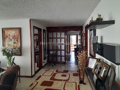 Apartamento de 3 alcobas en venta en Chico Navarra, Bogotá, 204 m² · foto 3 de 12
