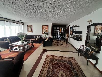 Apartamento de 3 alcobas en venta en Chico Navarra, Bogotá, 204 m² · foto 2 de 12