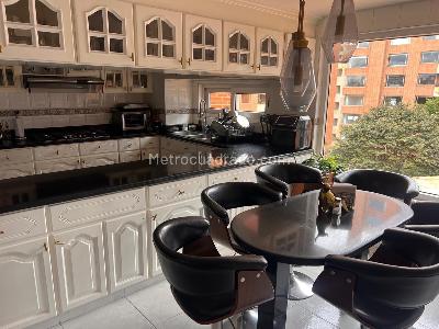 Apartamento de 3 alcobas en venta en Santa Barbara, Bogotá, 245 m² · foto 3 de 20