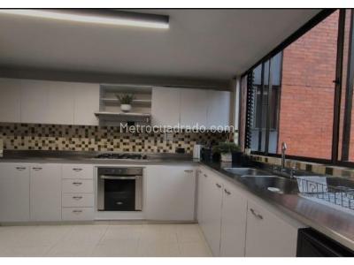 Apartamento de 3 alcobas en venta en El Poblado, Medellín, 140 m² · foto 2 de 20