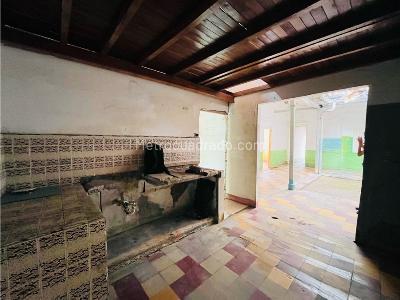 Casa de 5 alcobas en venta en Buenos Aires, Medellín, 256 m² · foto 9 de 15