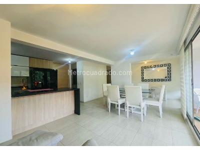 Apartamento de 3 alcobas en venta en Loma De Los Bernal, Medellín, 96 m² · foto 2 de 17